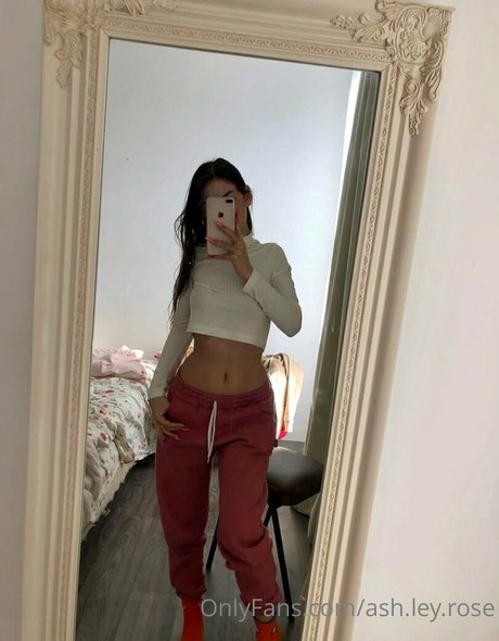 Naakte gelekte OnlyFans-foto van Ashley Rose
