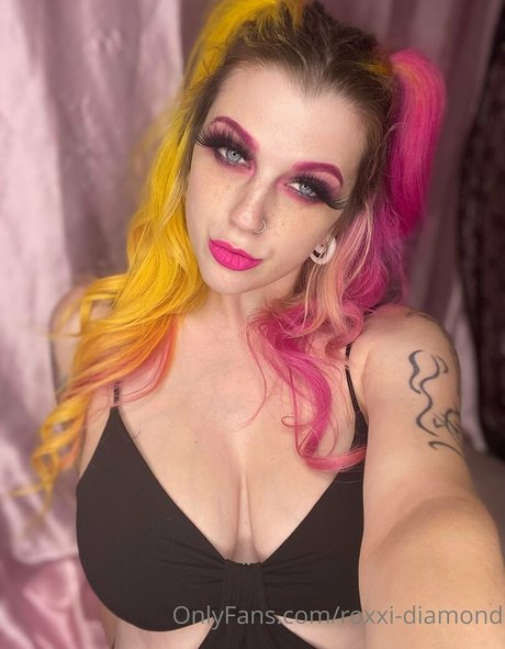 Naakte gelekte OnlyFans-foto van Roxxi Diamond