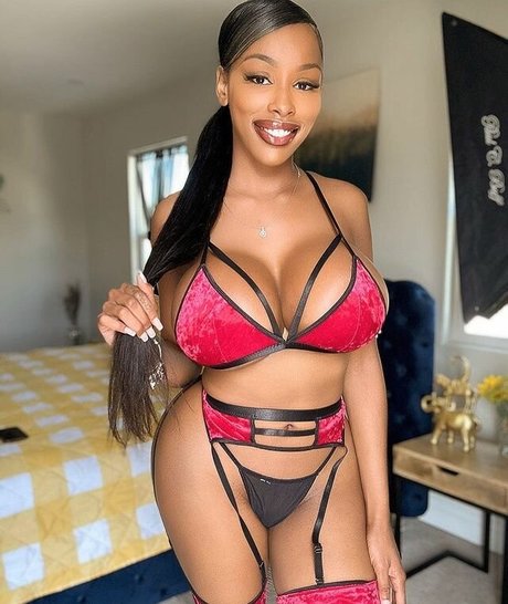 Naakte gelekte OnlyFans-foto van Jadorejayanna