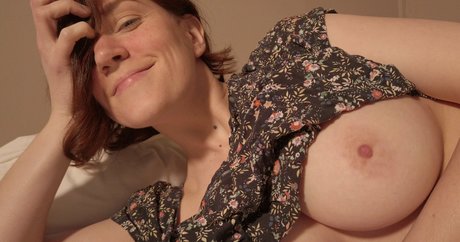 Naakte gelekte OnlyFans-foto van Claire Moulin