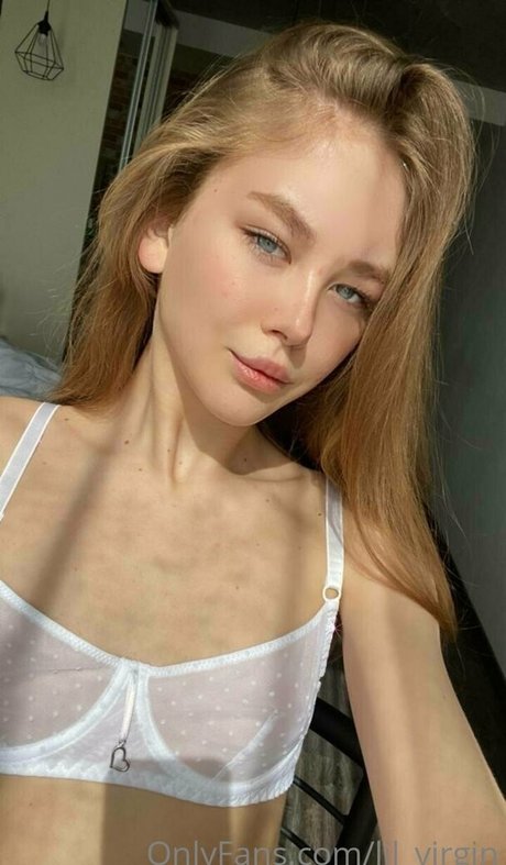 Naakte gelekte OnlyFans-foto van Lilvirgin