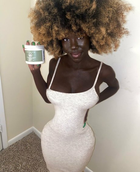 Naakte gelekte OnlyFans-foto van Lazelle Doll