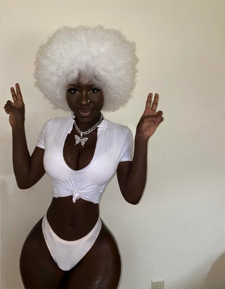 Naakte gelekte OnlyFans-foto van Lazelle Doll