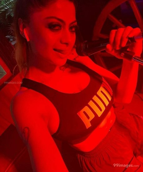 Naakte gelekte OnlyFans-foto van Suhaani Laskar