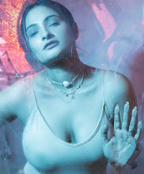 Naakte gelekte OnlyFans-foto van Desi Nri