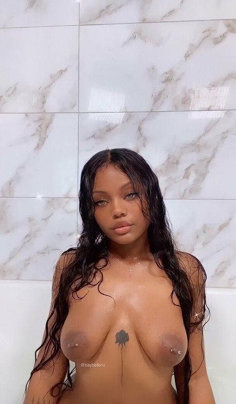 Naakte gelekte OnlyFans-foto van Thebaybelle