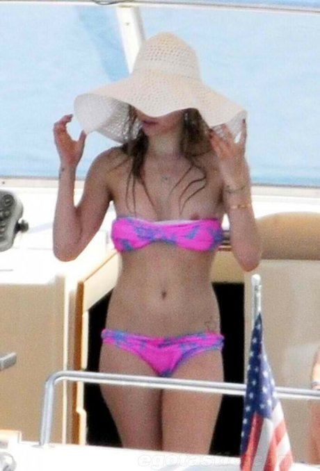 Naakte gelekte OnlyFans-foto van Avril Levigne