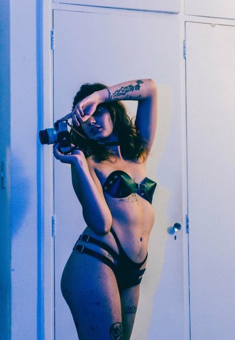 Naakte gelekte OnlyFans-foto van Isa Provati