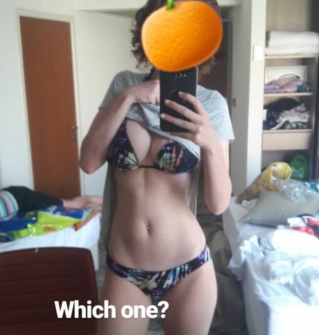 Naakte gelekte OnlyFans-foto van Liora Fin