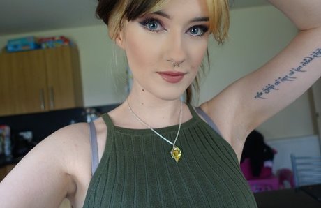 Naakte gelekte OnlyFans-foto van Ashi