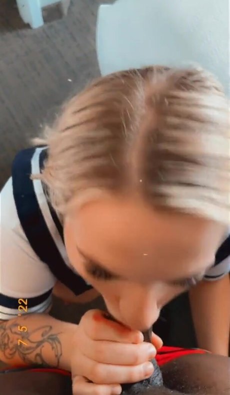 Naakte gelekte OnlyFans-foto van Realzoieburgher 