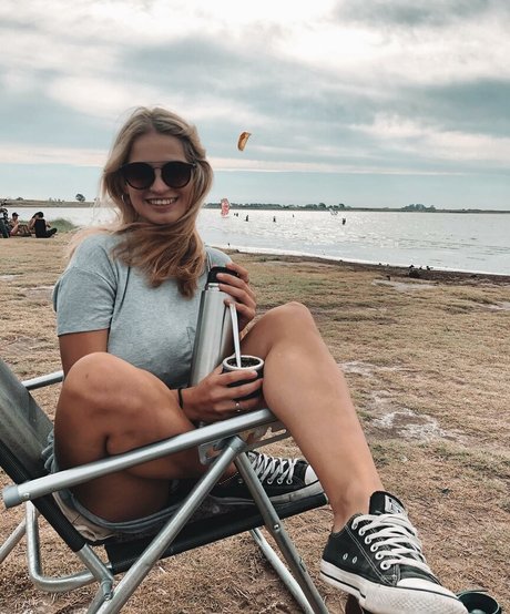 Naakte gelekte OnlyFans-foto van Abigail Maison