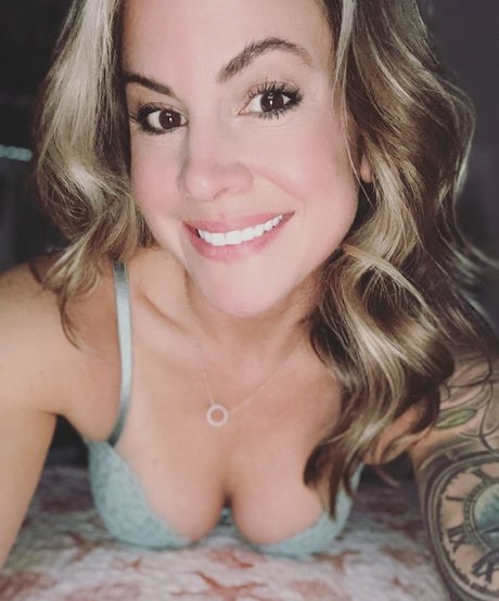 Naakte gelekte OnlyFans-foto van Jennah Marie
