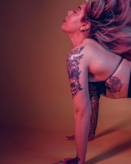 Naakte gelekte OnlyFans-foto van Lexi Layne