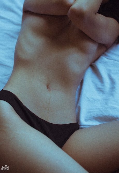 Naakte gelekte OnlyFans-foto van Aerukomiao