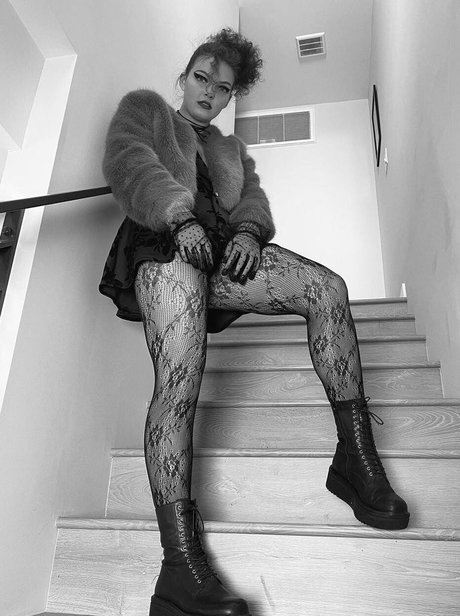 Naakte gelekte OnlyFans-foto van Camren Bicondova