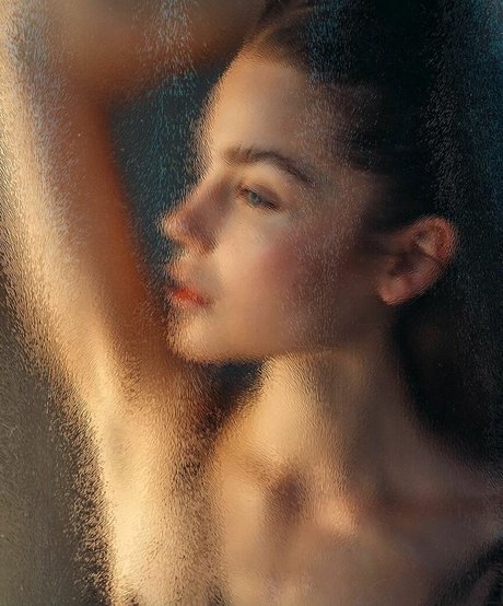 Naakte gelekte OnlyFans-foto van Pauline Schuller