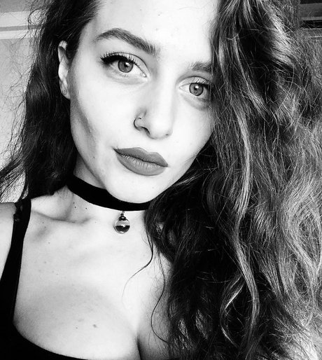 Naakte gelekte OnlyFans-foto van Ave Maria