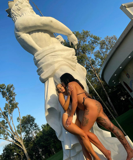 Naakte gelekte OnlyFans-foto van Hyiey Vernon