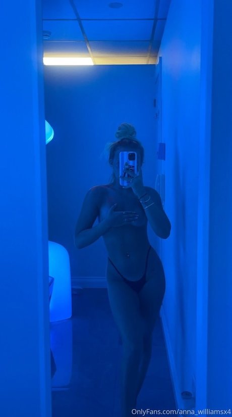 Naakte gelekte OnlyFans-foto van Anna Williams