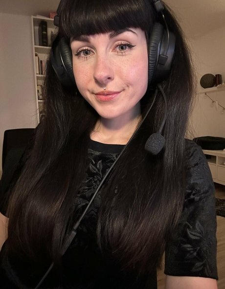 Naakte gelekte OnlyFans-foto van Romisu