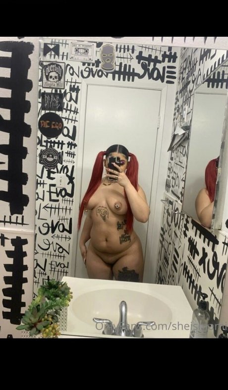 Naakte gelekte OnlyFans-foto van Sheismami