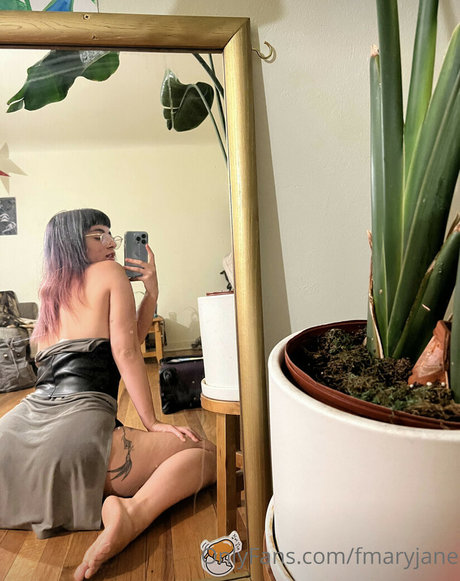 Naakte gelekte OnlyFans-foto van Fmaryjane