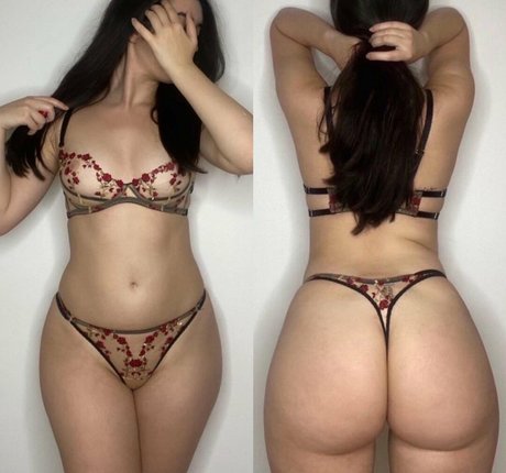 Naakte gelekte OnlyFans-foto van Piapiaxox