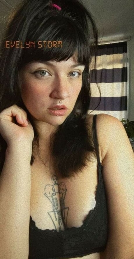Naakte gelekte OnlyFans-foto van Evelynstorm