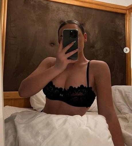 Naakte gelekte OnlyFans-foto van Charlottemaynard