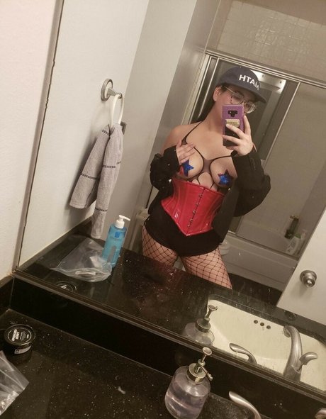 Naakte gelekte OnlyFans-foto van Anriaeterna