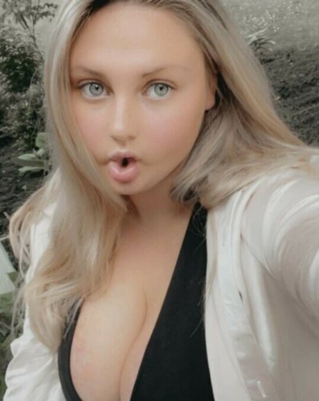 Naakte gelekte OnlyFans-foto van Emma Burzynski