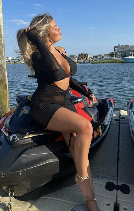 Naakte gelekte OnlyFans-foto van Jillian Villano