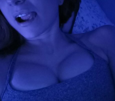 Naakte gelekte OnlyFans-foto van Nadira Asmr