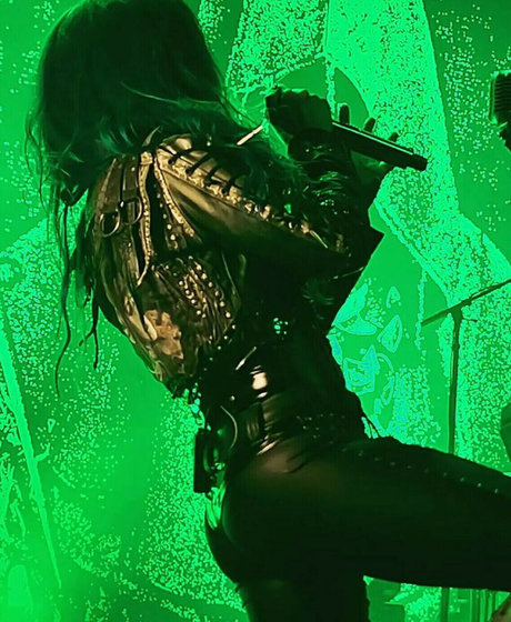 Naakte gelekte OnlyFans-foto van Womenmetal
