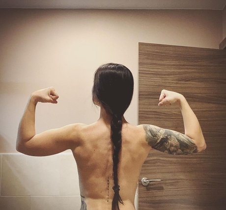 Naakte gelekte OnlyFans-foto van Womenmetal