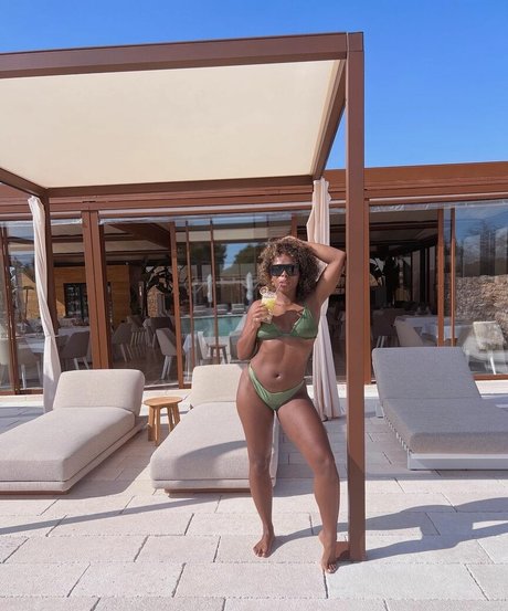 Naakte gelekte OnlyFans-foto van Fleur East