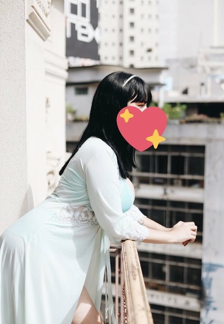 Naakte gelekte OnlyFans-foto van Lavinia Miyazaki