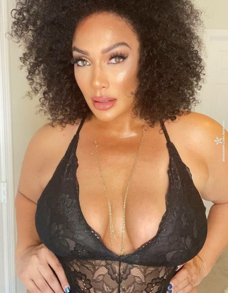 Naakte gelekte OnlyFans-foto van Lina Fanene