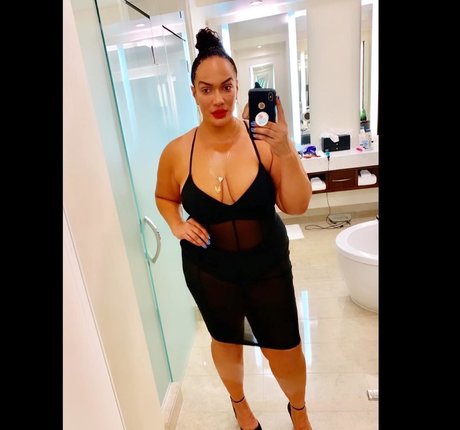 Naakte gelekte OnlyFans-foto van Lina Fanene