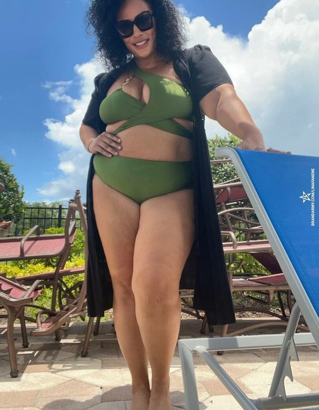 Naakte gelekte OnlyFans-foto van Lina Fanene