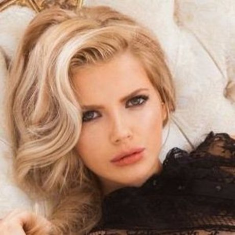 Naakte gelekte OnlyFans-foto van Stephanie Branton