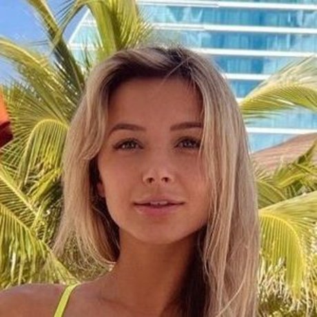Naakte gelekte OnlyFans-foto van Franceska Fournier