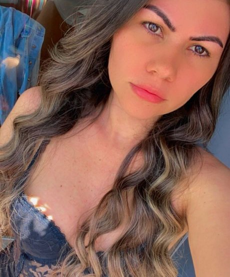 Naakte gelekte OnlyFans-foto van Luci Batista