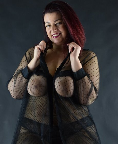Naakte gelekte OnlyFans-foto van Curvymakeup