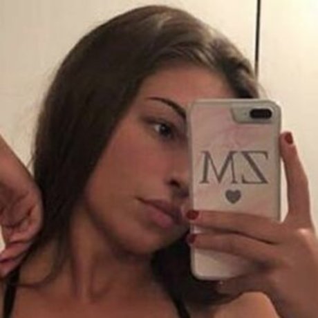 Naakte gelekte OnlyFans-foto van Zara Mcdermott