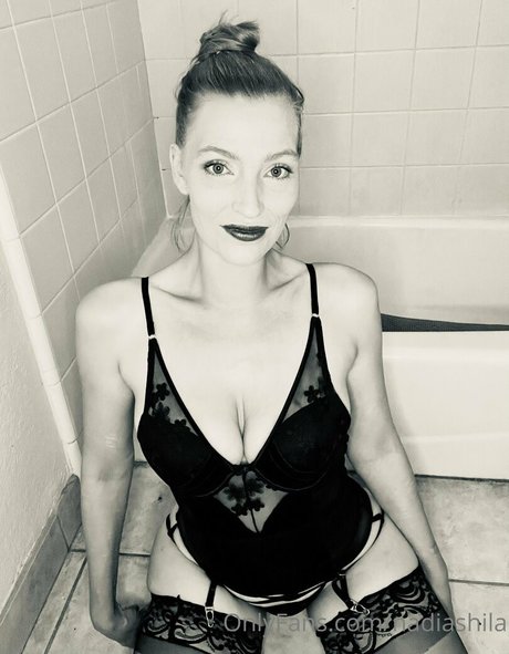 Naakte gelekte OnlyFans-foto van Nadia Shila