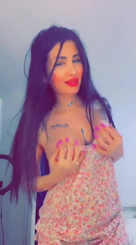 Naakte gelekte OnlyFans-foto van Mira Nouri