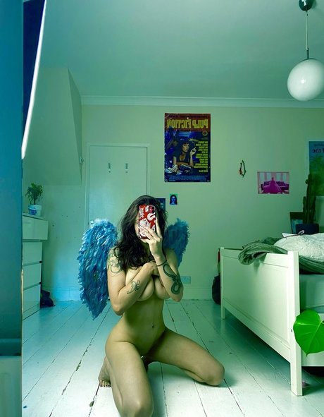 Naakte gelekte OnlyFans-foto van Emily Autumn