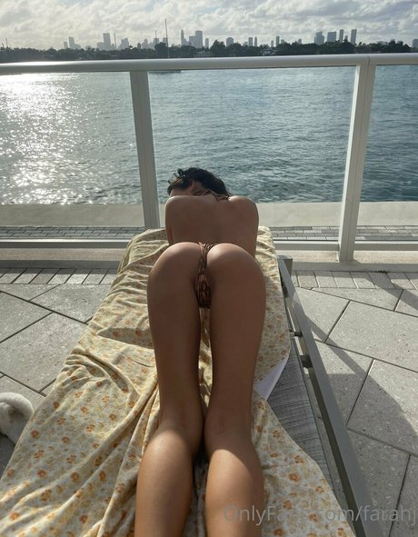 Naakte gelekte OnlyFans-foto van Farah